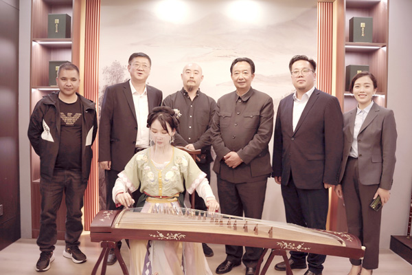 中國(guó)工藝美術(shù)大師寸發(fā)標(biāo)一行蒞臨君卓文化科技集團(tuán)華北運(yùn)營(yíng)中心